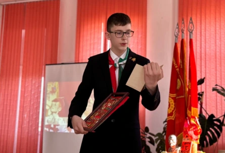 Горны, значки, галстуки: учащийся из Бобруйска представил свою выставку о пионерии в Витебской области