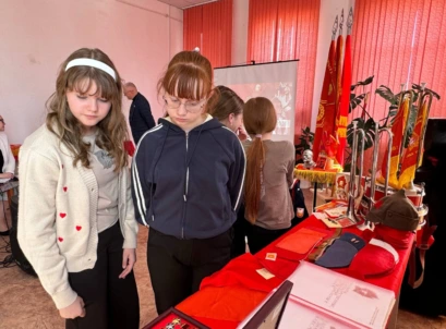 Горны, значки, галстуки: учащийся из Бобруйска представил свою выставку о пионерии в Витебской области