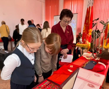 Горны, значки, галстуки: учащийся из Бобруйска представил свою выставку о пионерии в Витебской области