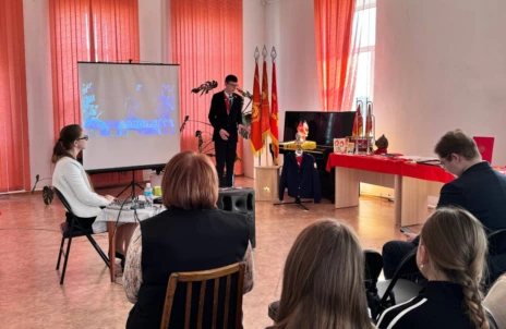 Горны, значки, галстуки: учащийся из Бобруйска представил свою выставку о пионерии в Витебской области