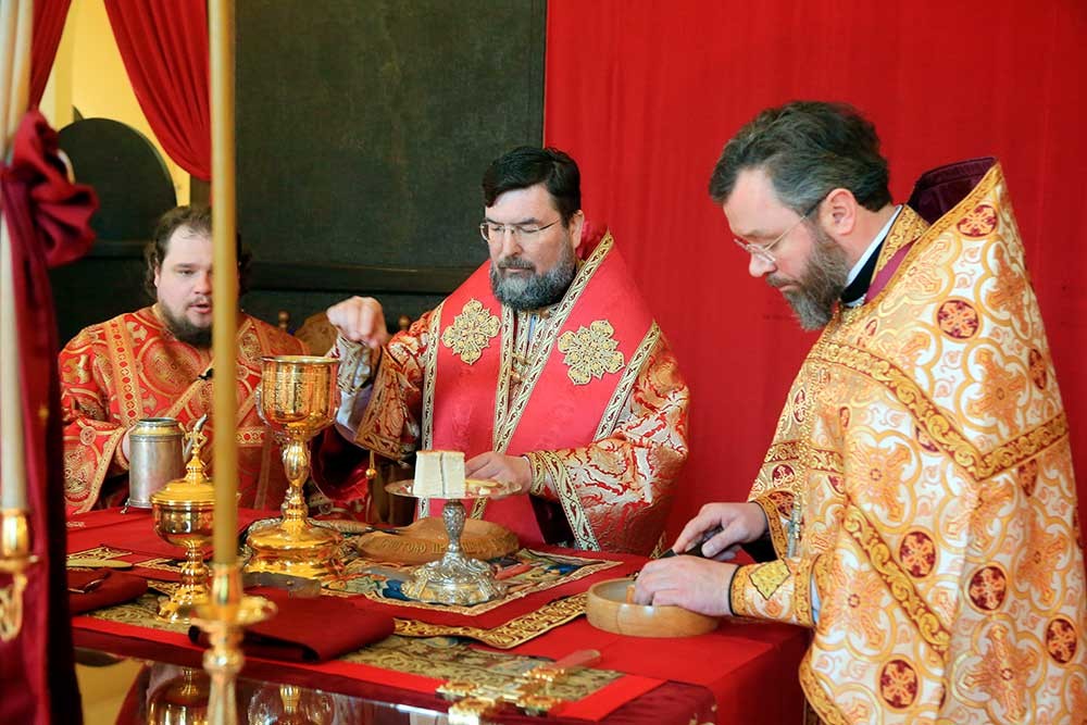 В кафедральном соборе Бобруйска прошла литургия в честь 19-й годовщины архиерейской хиротонии епископа Серафима