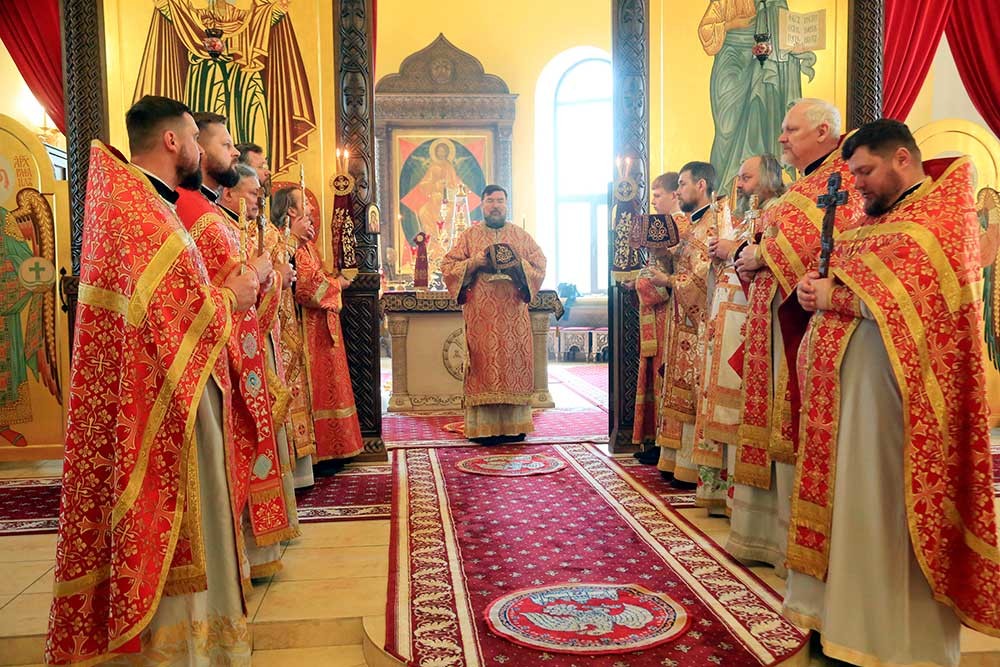 В кафедральном соборе Бобруйска прошла литургия в честь 19-й годовщины архиерейской хиротонии епископа Серафима