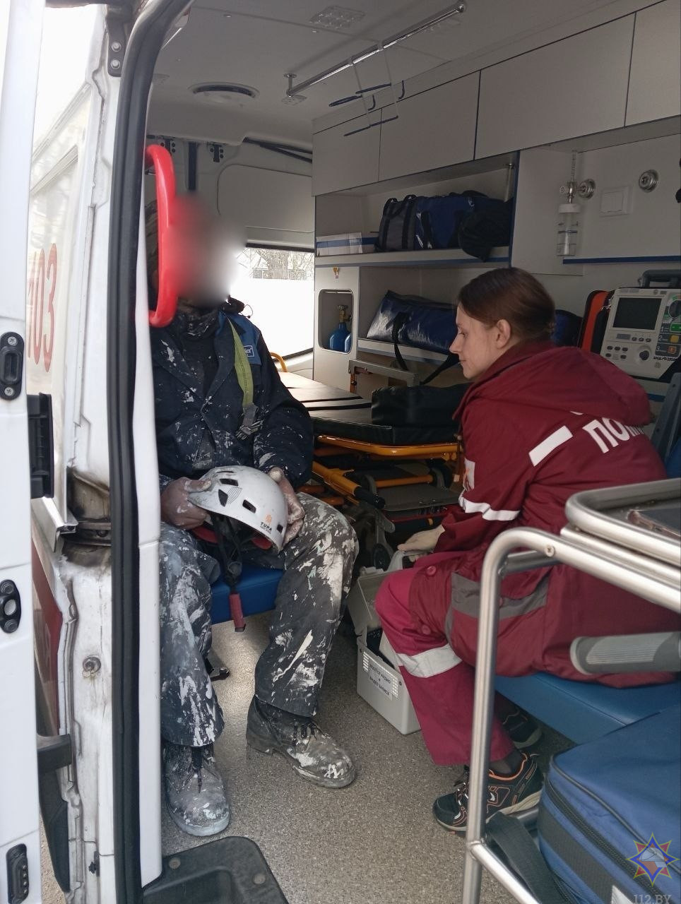 В Бобруйске спасатели МЧС вызволили альпиниста, запутавшегося в снаряжении при покраске 9-этажного дома