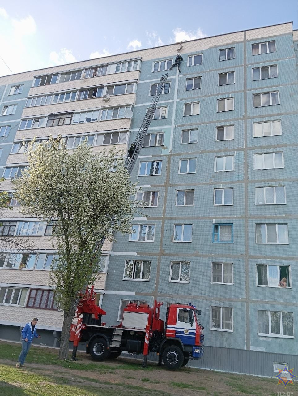 В Бобруйске спасатели МЧС вызволили альпиниста, запутавшегося в снаряжении при покраске 9-этажного дома