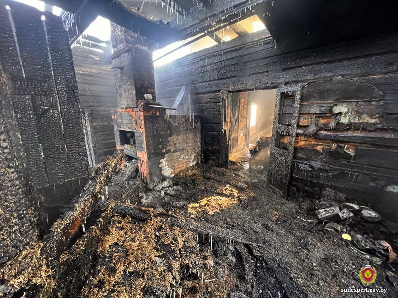 Житель Бобруйского района спалил дом, отогревая трубы газовой горелкой