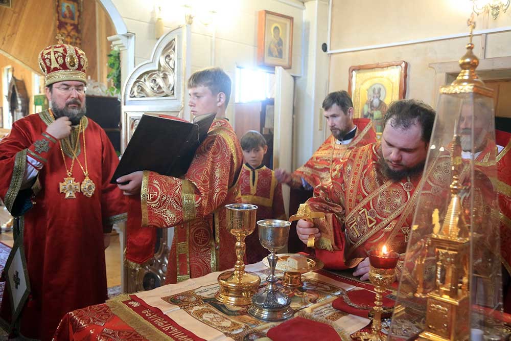 Епископ Бобруйский и Быховский Серафим возглавил литургию в Крестовоздвиженском храме в Осиповичах