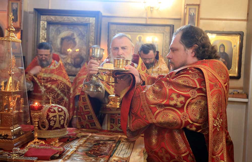 Епископ Бобруйский и Быховский Серафим возглавил литургию в Крестовоздвиженском храме в Осиповичах