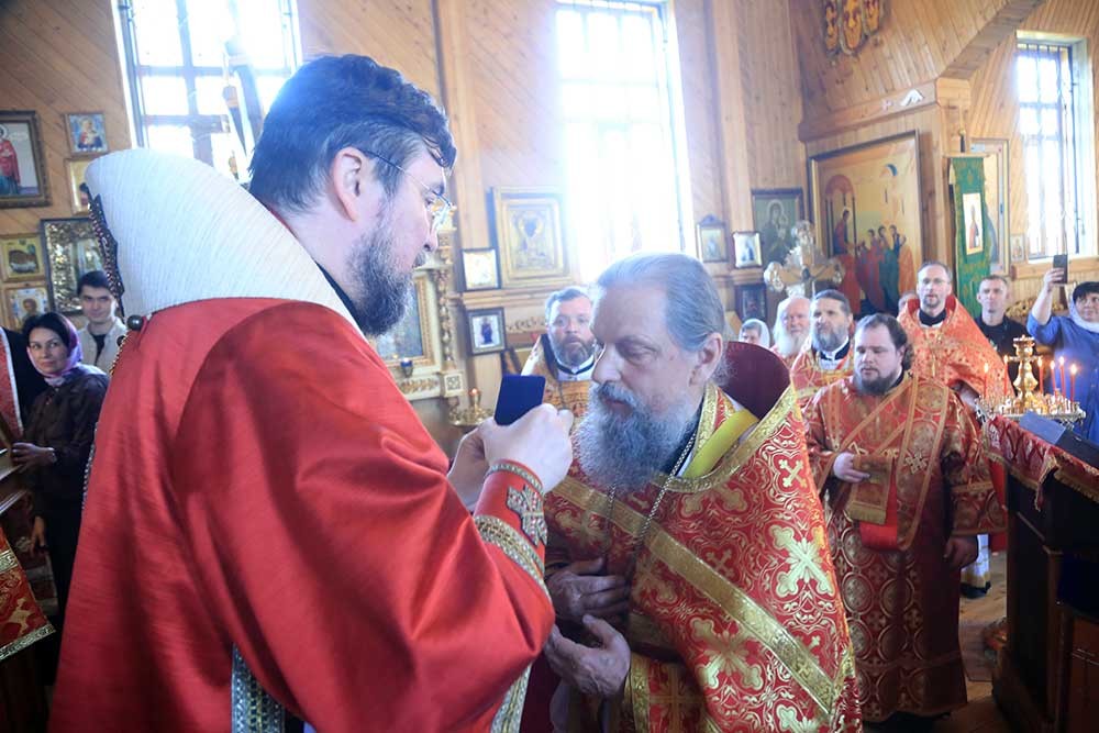 Епископ Бобруйский и Быховский Серафим возглавил литургию в Крестовоздвиженском храме в Осиповичах