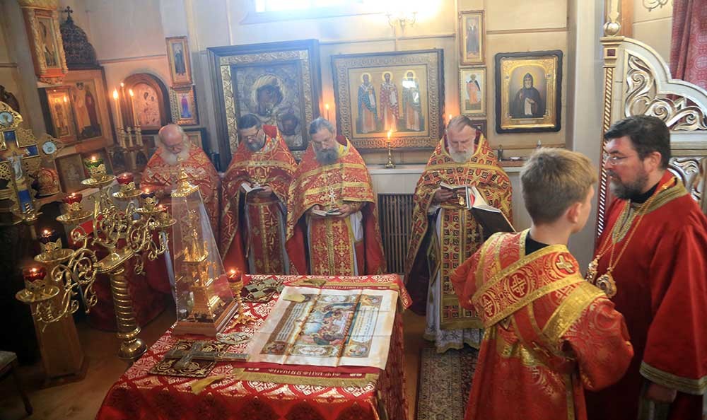 Епископ Бобруйский и Быховский Серафим возглавил литургию в Крестовоздвиженском храме в Осиповичах