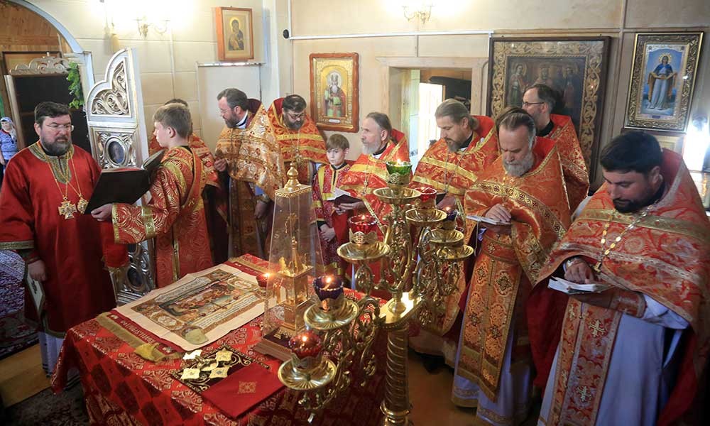 Епископ Бобруйский и Быховский Серафим возглавил литургию в Крестовоздвиженском храме в Осиповичах