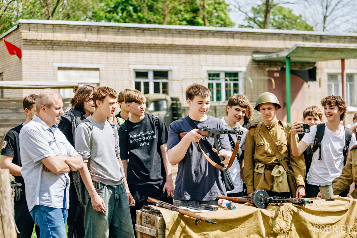 В Бобруйской крепости открылась выставка &laquo;Путь к Победе&raquo;: полевая кухня, тир и уникальные экспонаты