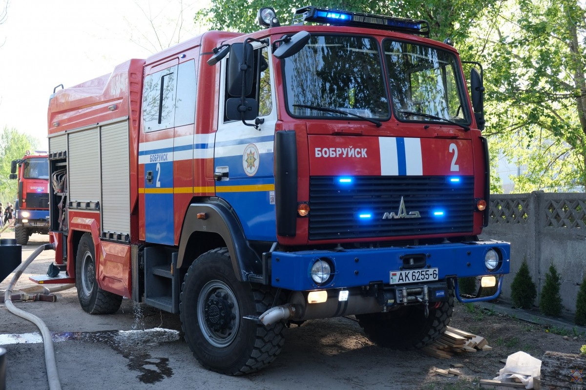 Работники МЧС ликвидировали пожар в производственном цехе в Бобруйске