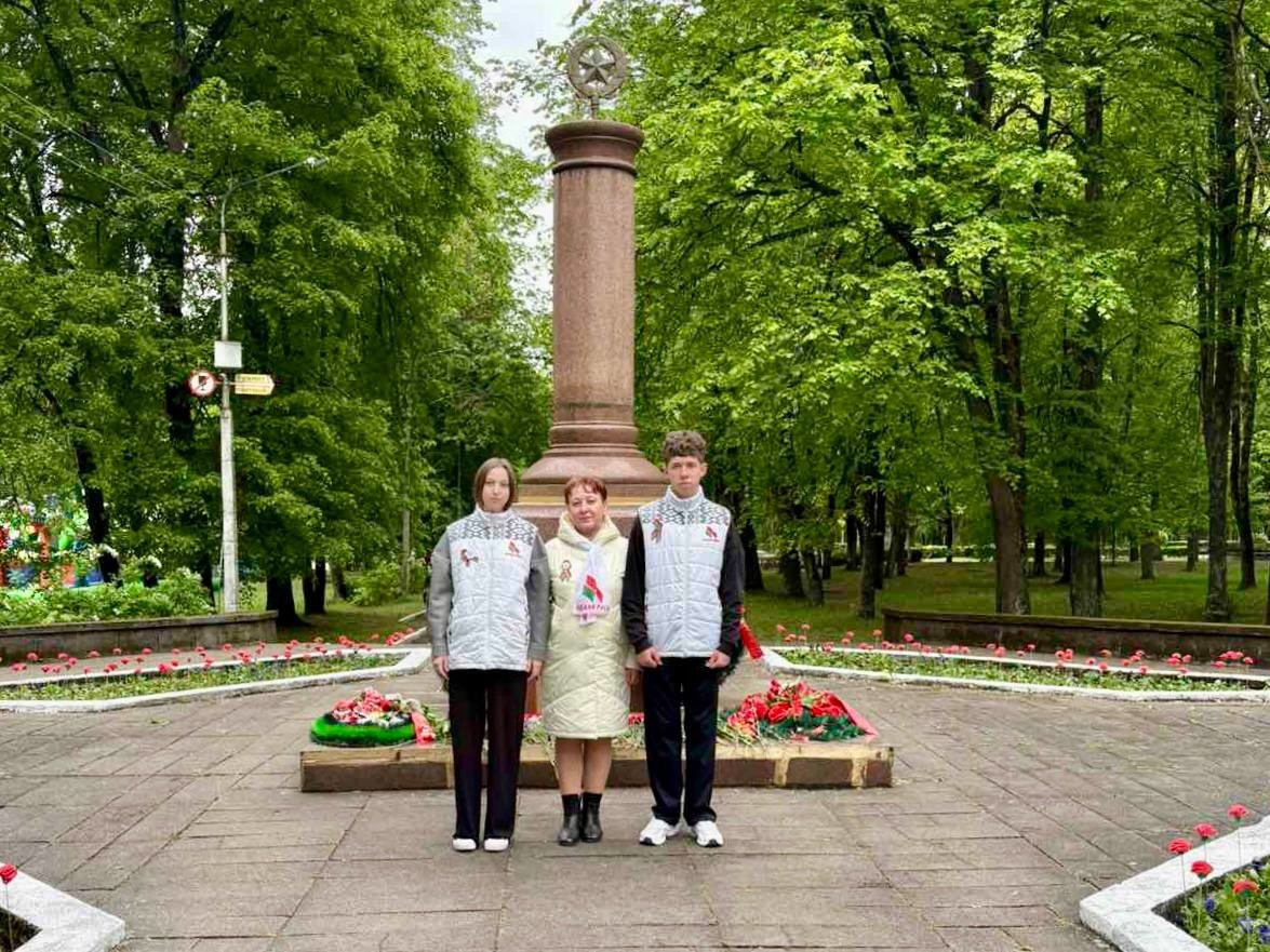 «Неувядающий цвет нашей памяти»: в Бобруйске появился необычный арт-объект у памятника партизанам «Неувядающий цвет нашей памяти»: в Бобруйске появился необычный арт-объект у памятника партизанам