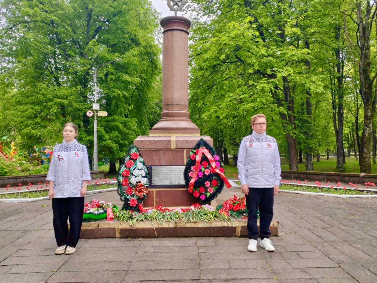 «Неувядающий цвет нашей памяти»: в Бобруйске появился необычный арт-объект у памятника партизанам «Неувядающий цвет нашей памяти»: в Бобруйске появился необычный арт-объект у памятника партизанам