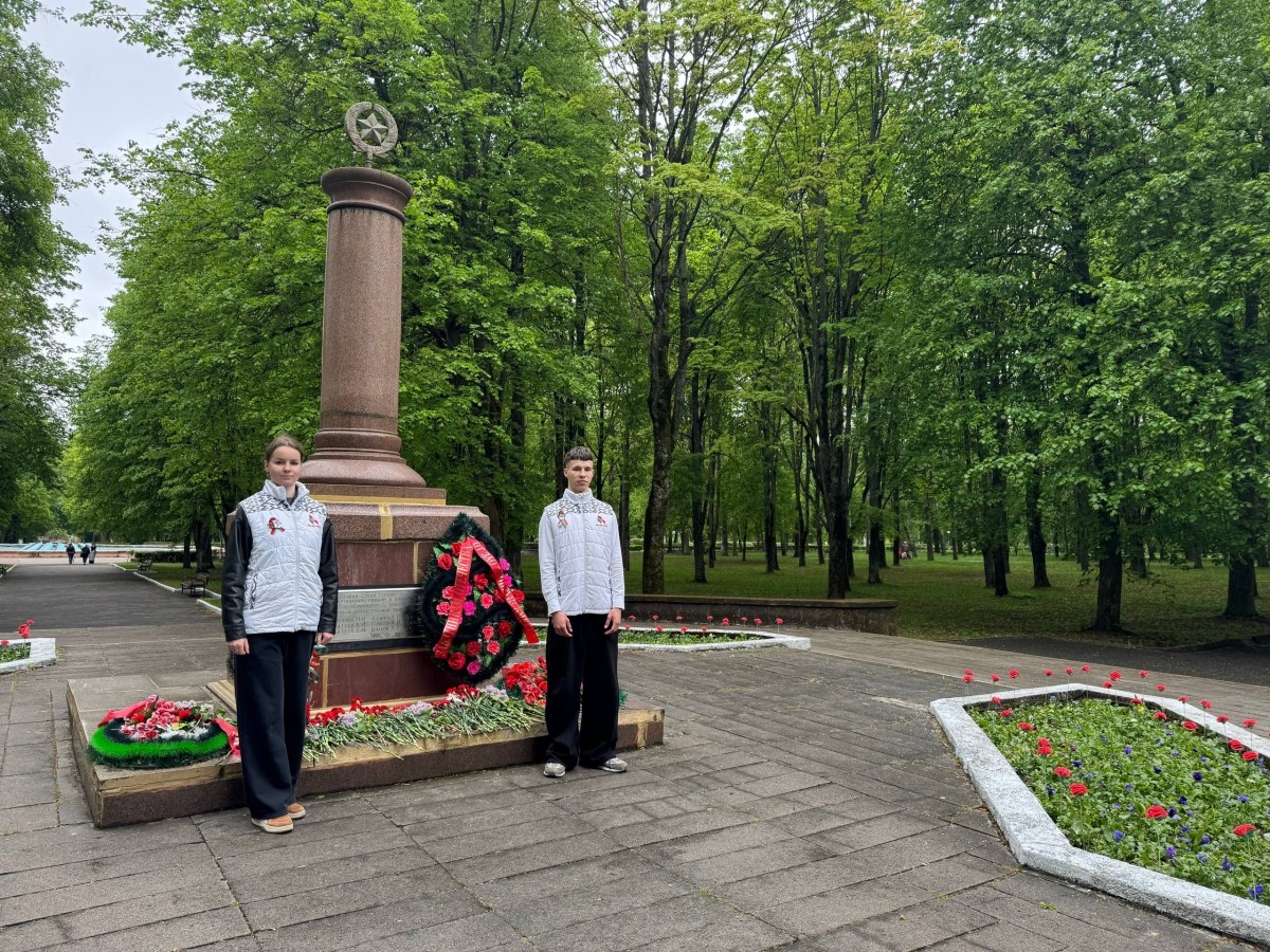 «Неувядающий цвет нашей памяти»: в Бобруйске появился необычный арт-объект у памятника партизанам «Неувядающий цвет нашей памяти»: в Бобруйске появился необычный арт-объект у памятника партизанам