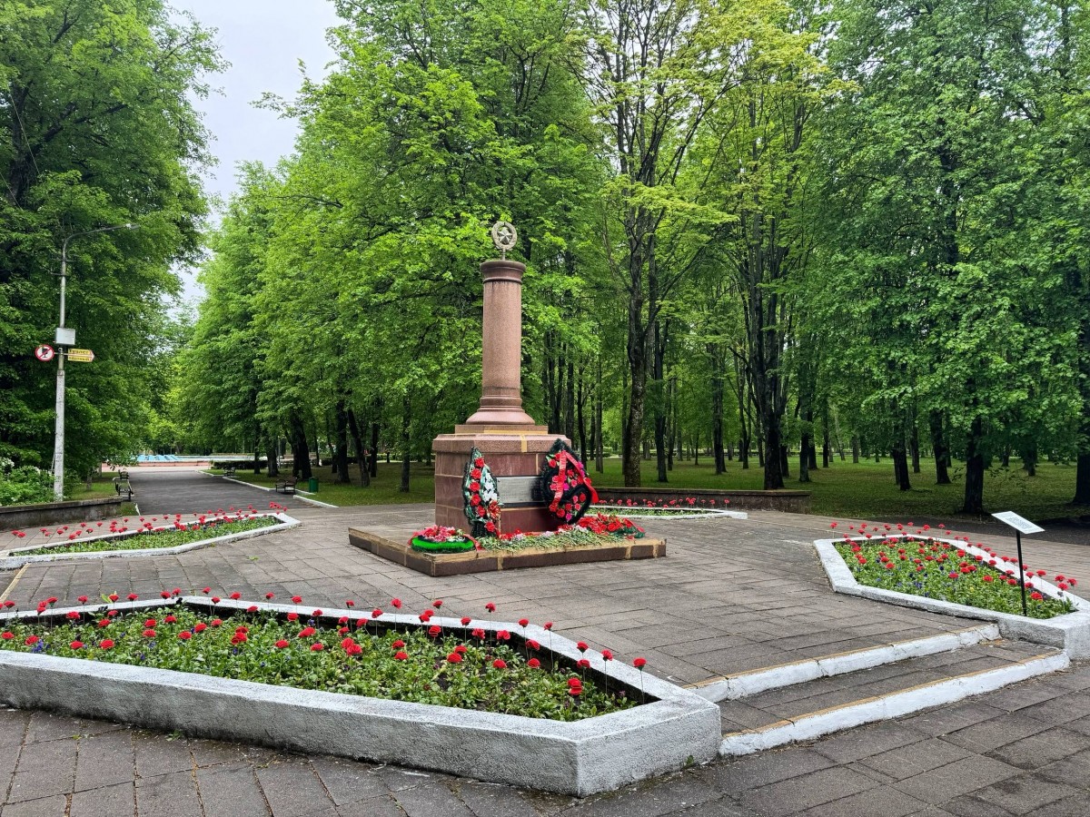 «Неувядающий цвет нашей памяти»: в Бобруйске появился необычный арт-объект у памятника партизанам «Неувядающий цвет нашей памяти»: в Бобруйске появился необычный арт-объект у памятника партизанам