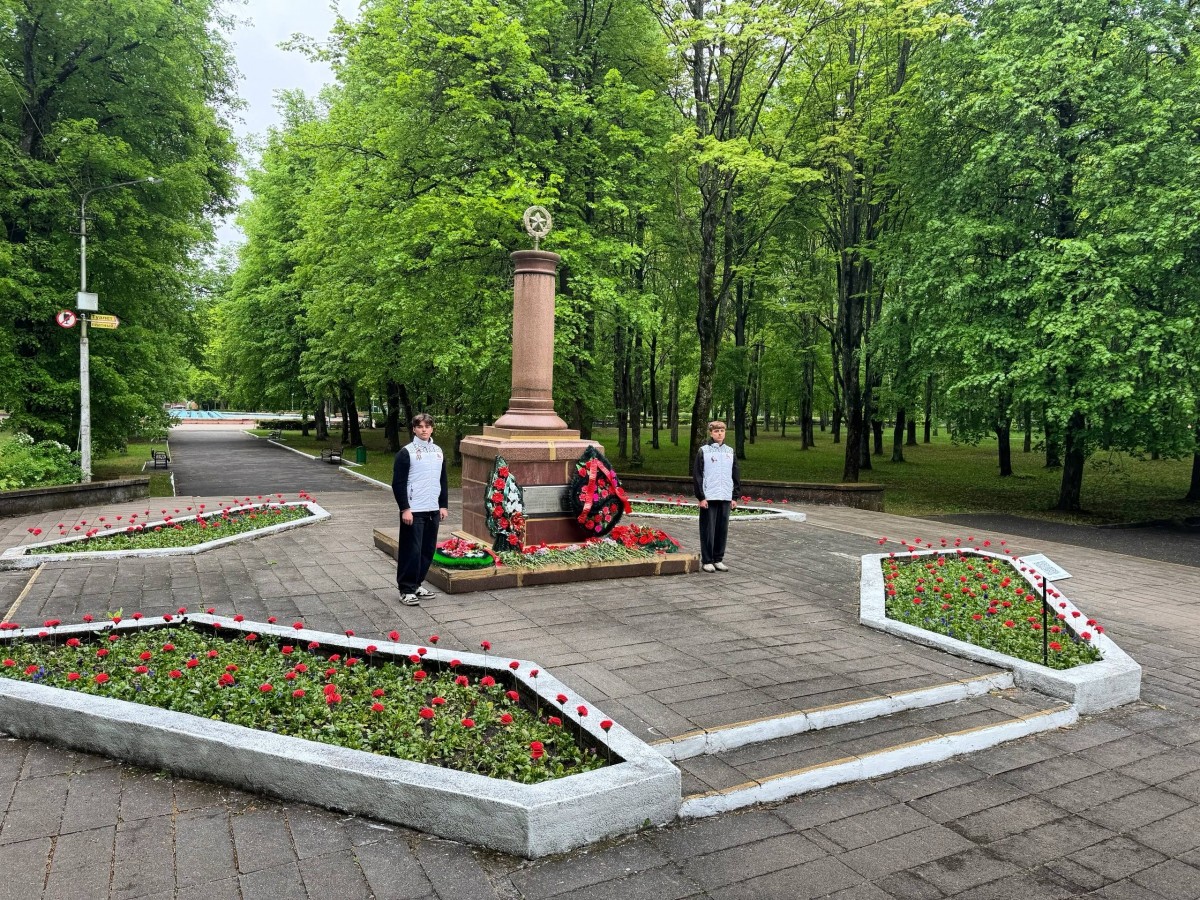«Неувядающий цвет нашей памяти»: в Бобруйске появился необычный арт-объект у памятника партизанам «Неувядающий цвет нашей памяти»: в Бобруйске появился необычный арт-объект у памятника партизанам