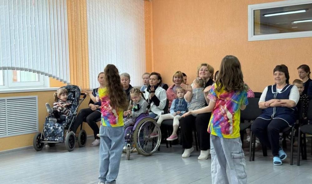 Танцы, песни и улыбки: в Бобруйске отметили День семьи концертом для детей и матерей