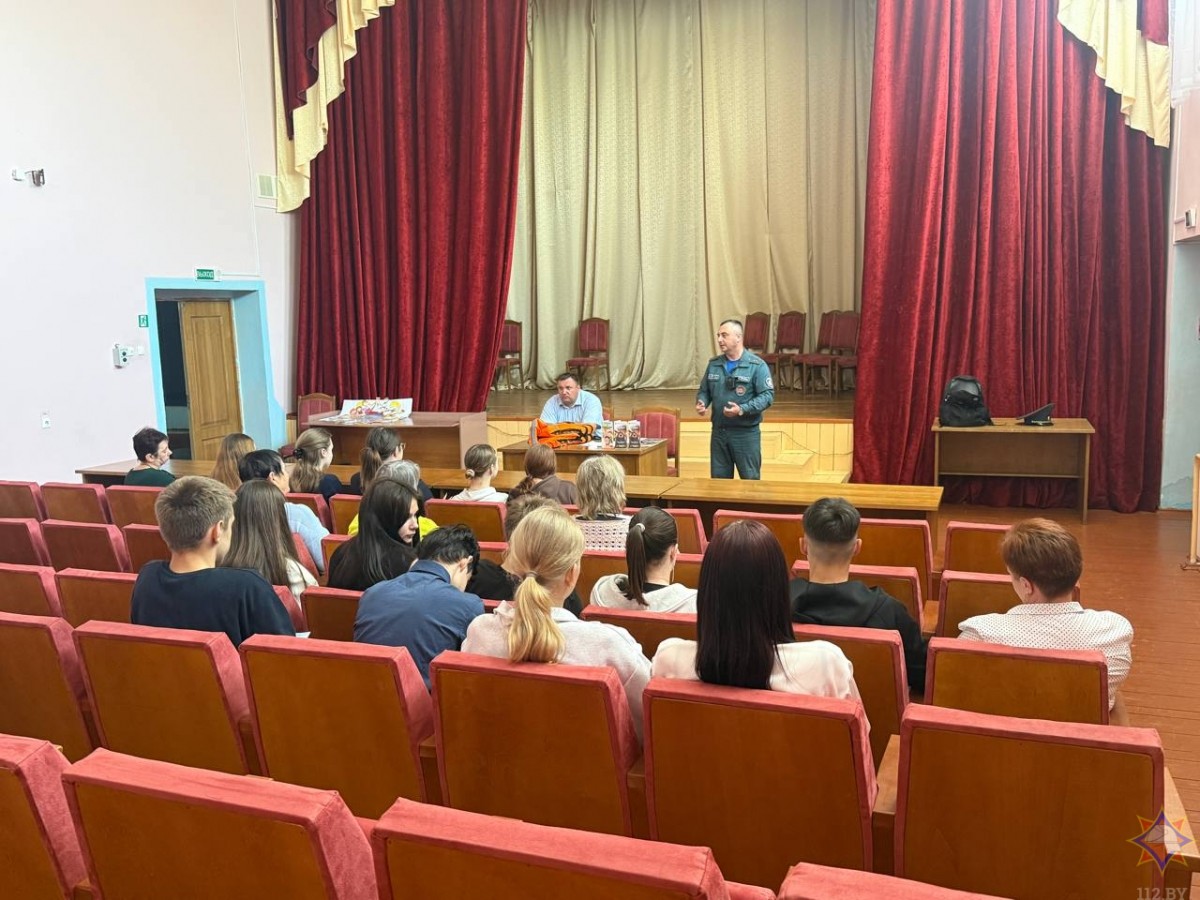 В Телуше Бобруйского района работники МЧС рассказали местным жителям и дошколятам о безопасности у воды и в лесу В Телуше Бобруйского района работники МЧС рассказали местным жителям и дошколятам о безопасности у воды и в лесу