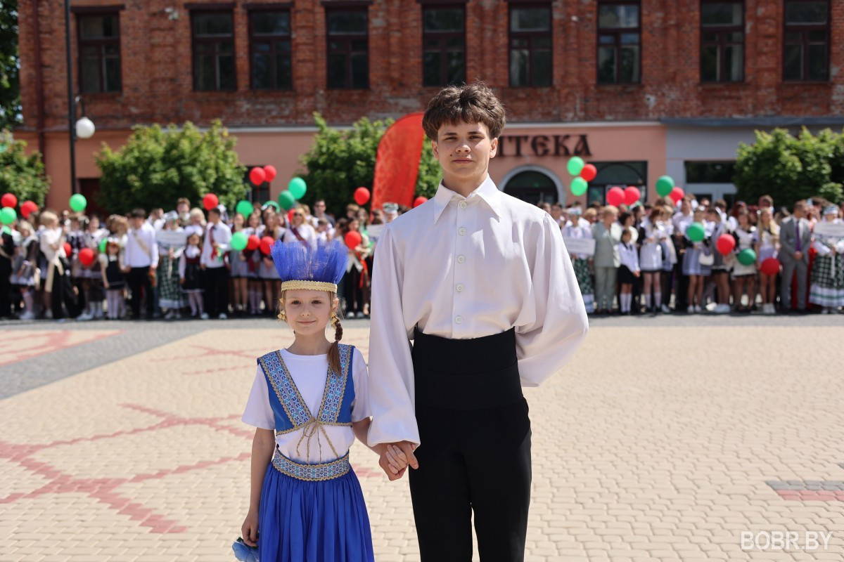 Сегодня в Бобруйске прошёл городской праздник &laquo;Последний звонок&raquo;. Видео BOBR.BY