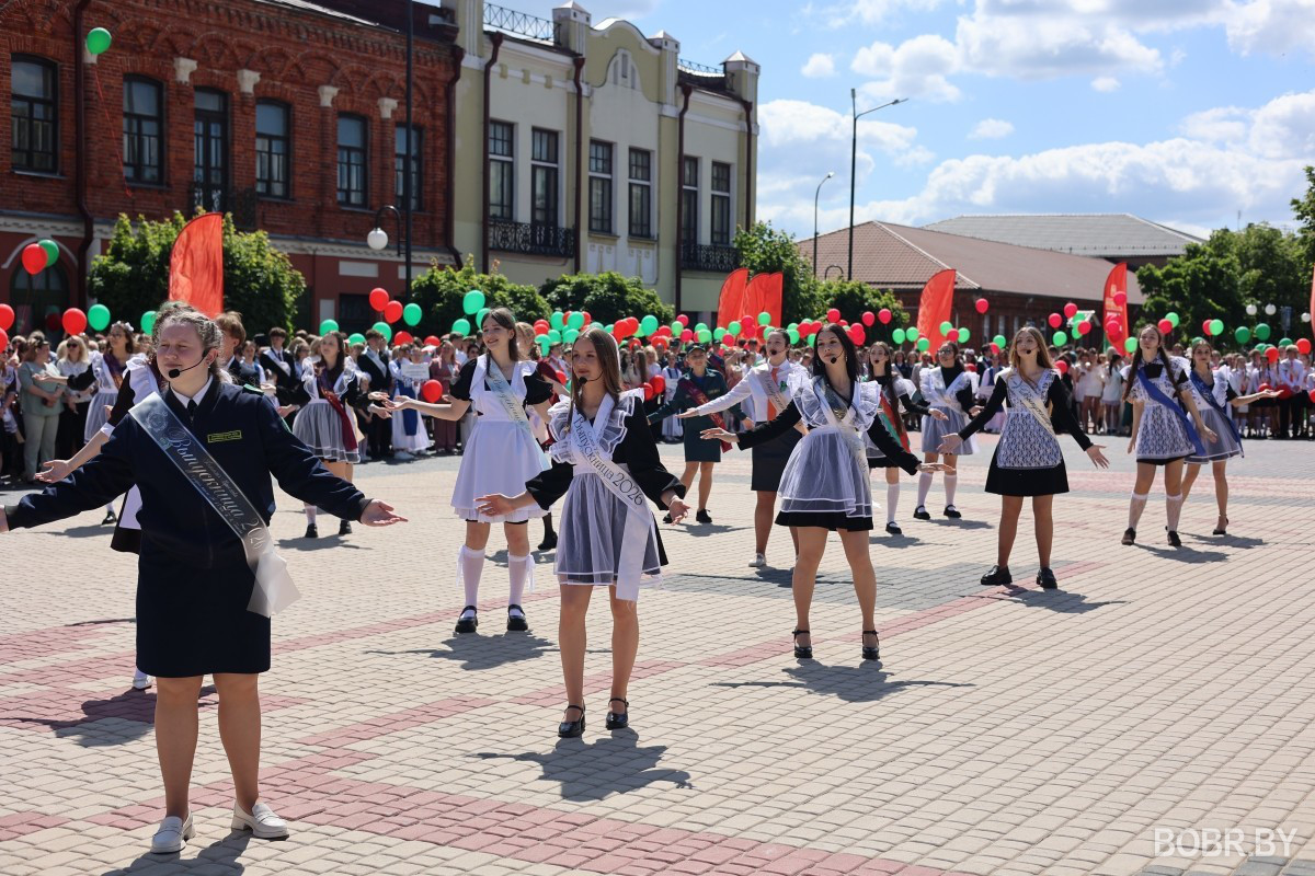 Сегодня в Бобруйске прошёл городской праздник &laquo;Последний звонок&raquo;. Видео BOBR.BY
