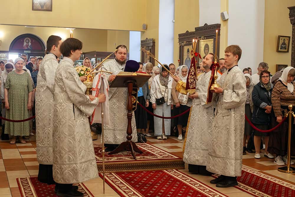 Епископ Бобруйский и Быховский Серафим возглавил престольное торжество в Никольском кафедральном соборе в день памяти святителя Николая Чудотворца