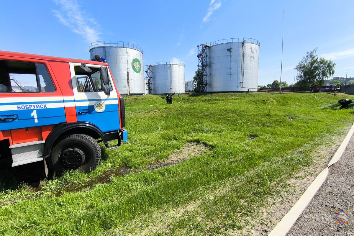 В Бобруйске на нефтебазе прошли учения МЧС по ликвидации условного пожара