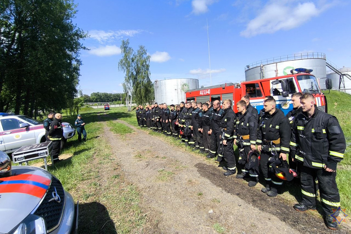 В Бобруйске на нефтебазе прошли учения МЧС по ликвидации условного пожара