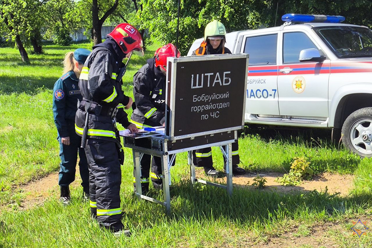 В Бобруйске на нефтебазе прошли учения МЧС по ликвидации условного пожара