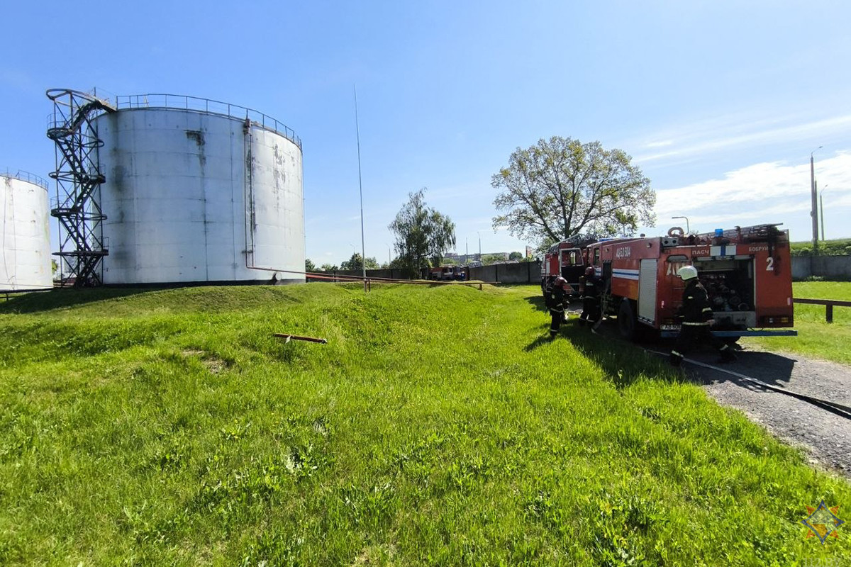 В Бобруйске на нефтебазе прошли учения МЧС по ликвидации условного пожара