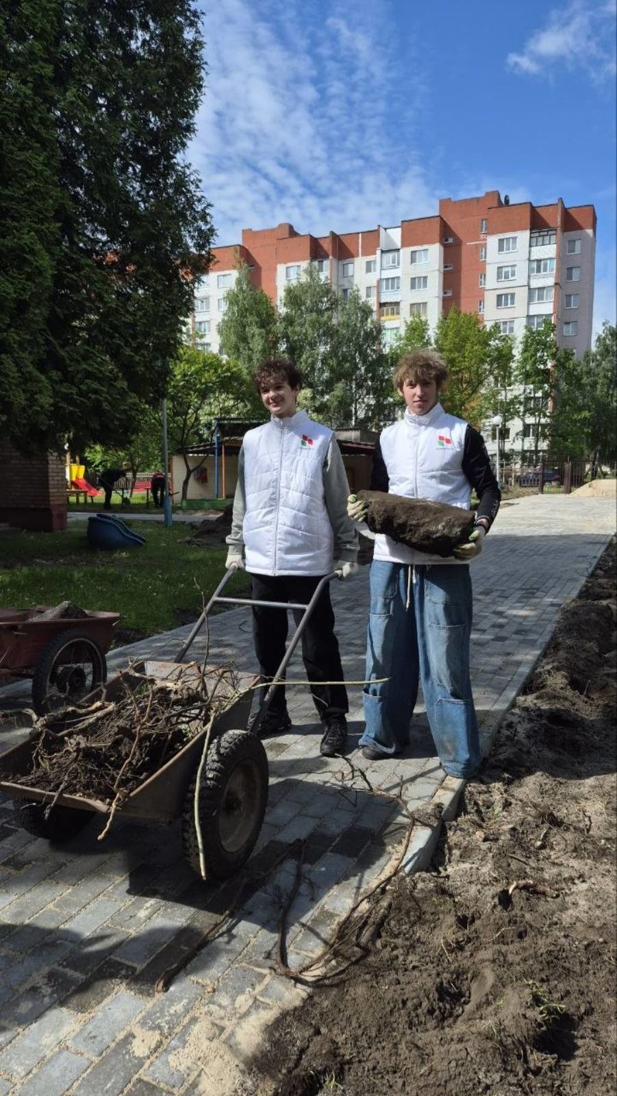 Эстафета добрых дел в Бобруйске: учащиеся индустриально-строительного колледжа облагородили санаторный детский сад №12