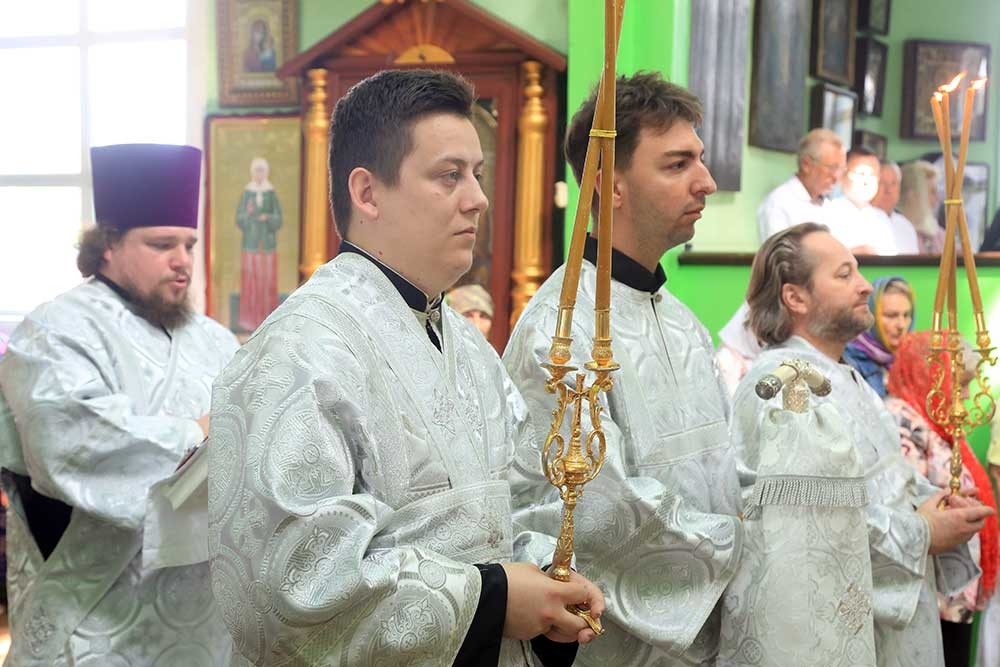 Епископ Бобруйский и Быховский Серафимв возглавил Божественную литургию в храме Святой Живоначальной Троицы города Быхова