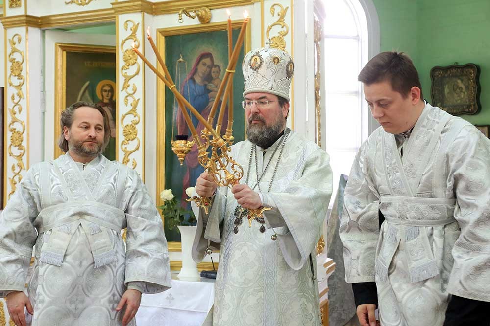 Епископ Бобруйский и Быховский Серафимв возглавил Божественную литургию в храме Святой Живоначальной Троицы города Быхова