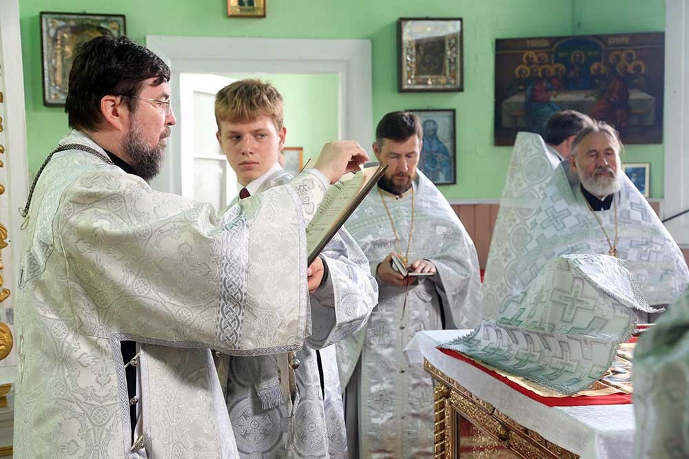 Епископ Бобруйский и Быховский Серафимв возглавил Божественную литургию в храме Святой Живоначальной Троицы города Быхова