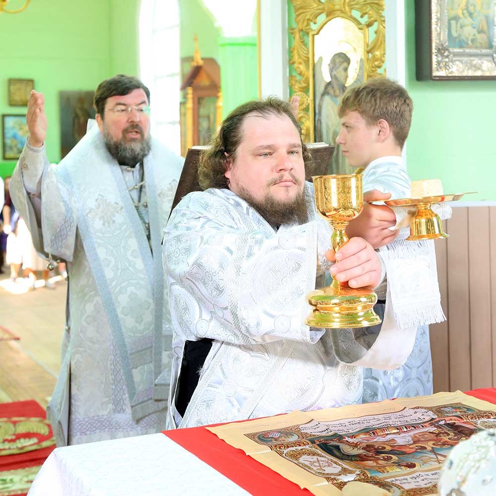 Епископ Бобруйский и Быховский Серафимв возглавил Божественную литургию в храме Святой Живоначальной Троицы города Быхова