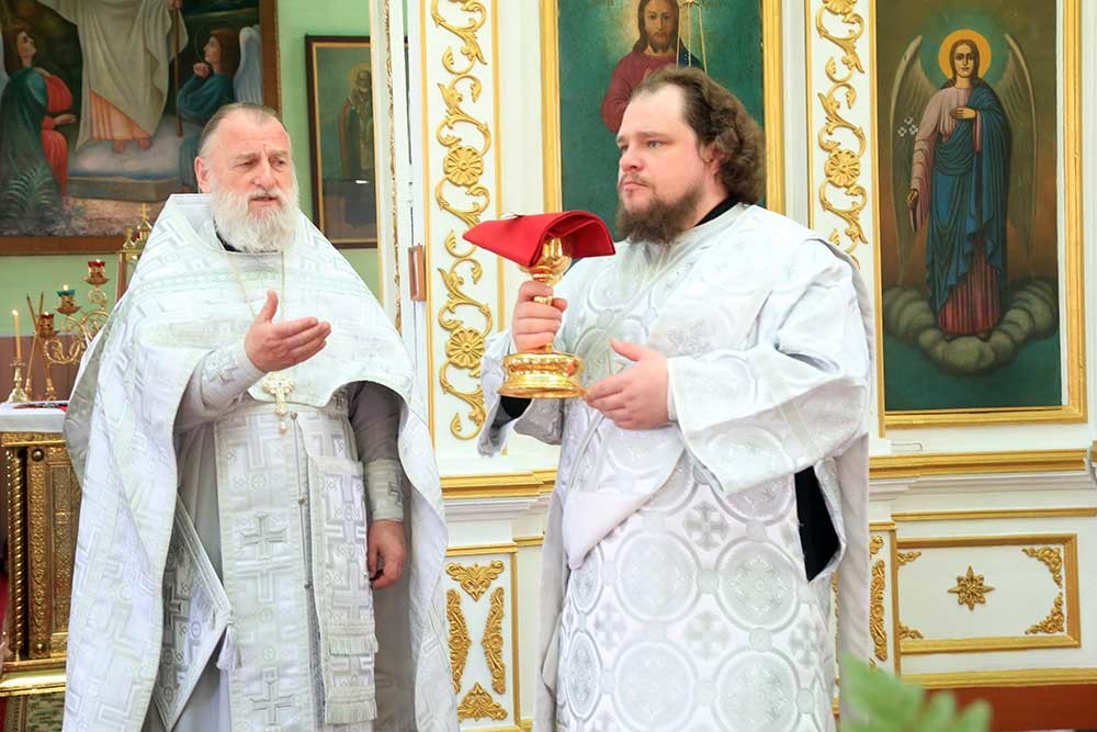 Епископ Бобруйский и Быховский Серафимв возглавил Божественную литургию в храме Святой Живоначальной Троицы города Быхова