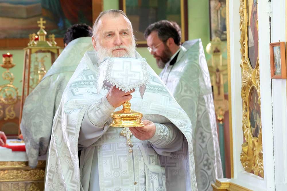 Епископ Бобруйский и Быховский Серафимв возглавил Божественную литургию в храме Святой Живоначальной Троицы города Быхова