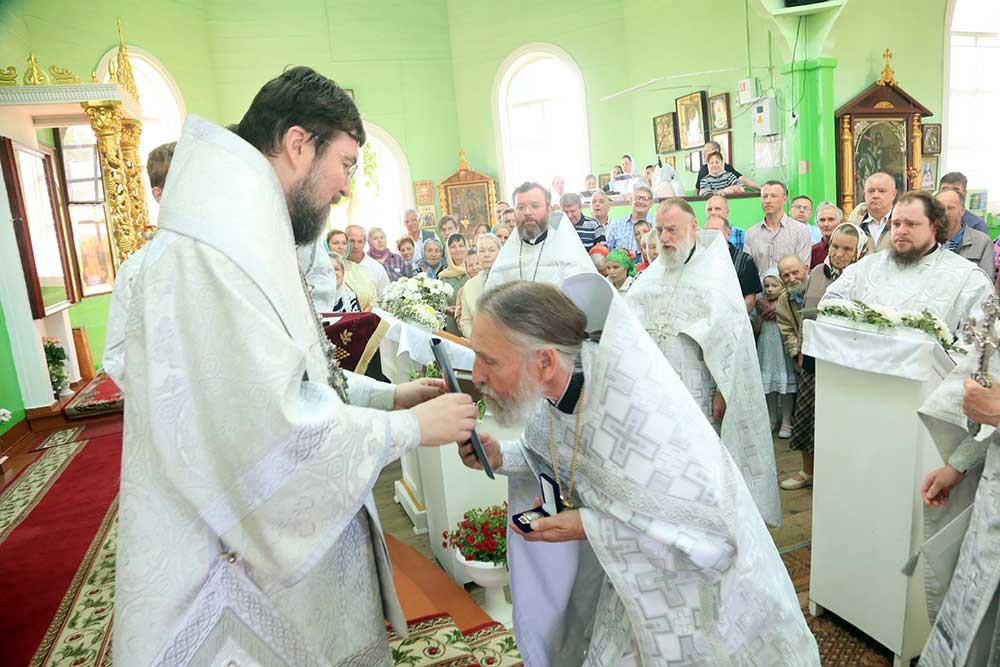 Епископ Бобруйский и Быховский Серафимв возглавил Божественную литургию в храме Святой Живоначальной Троицы города Быхова