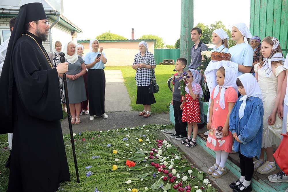 Епископ Бобруйский и Быховский Серафимв возглавил Божественную литургию в храме Святой Живоначальной Троицы города Быхова