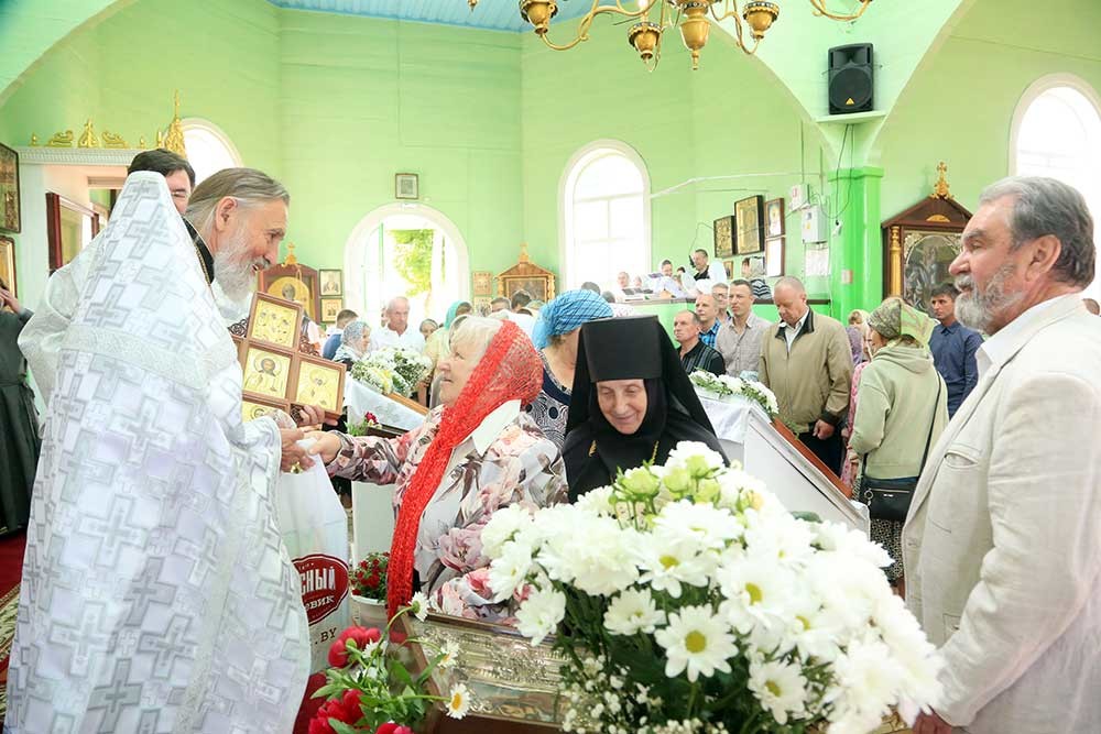 Епископ Бобруйский и Быховский Серафимв возглавил Божественную литургию в храме Святой Живоначальной Троицы города Быхова