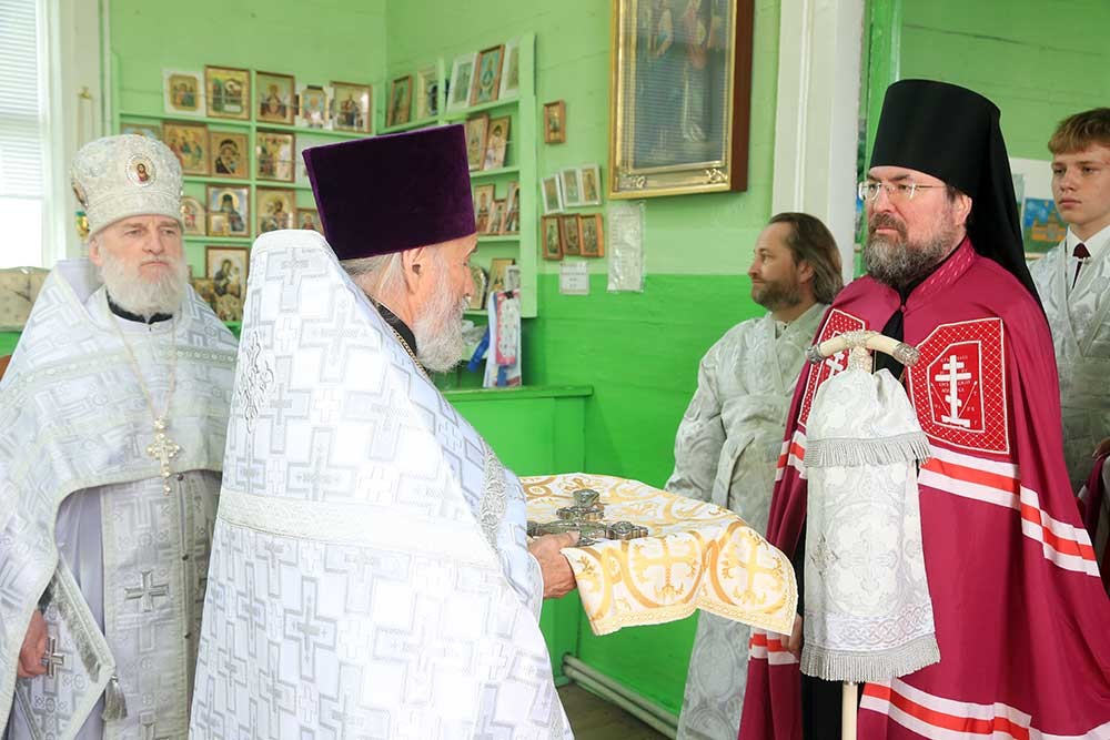 Епископ Бобруйский и Быховский Серафимв возглавил Божественную литургию в храме Святой Живоначальной Троицы города Быхова