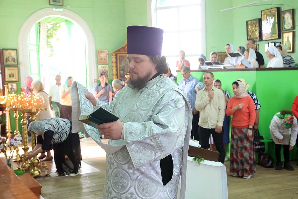 Епископ Бобруйский и Быховский Серафимв возглавил Божественную литургию в храме Святой Живоначальной Троицы города Быхова