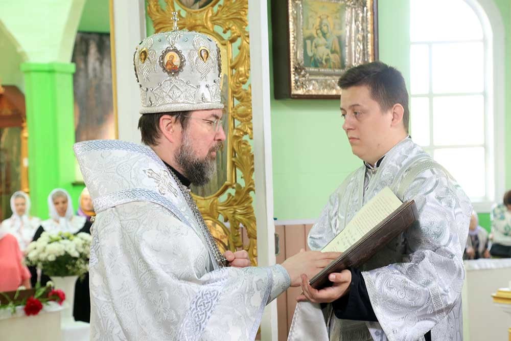 Епископ Бобруйский и Быховский Серафимв возглавил Божественную литургию в храме Святой Живоначальной Троицы города Быхова