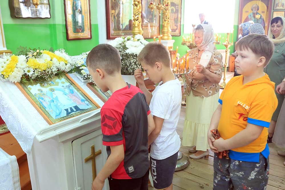 Епископ Бобруйский и Быховский Серафимв возглавил Божественную литургию в храме Святой Живоначальной Троицы города Быхова