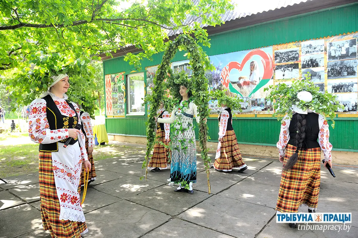 Троица, 466-летие Петровичей и юбилей «Спадарушкі»: в Бобруйском районе прошел особый праздник Троица, 466-летие Петровичей и юбилей «Спадарушкі»: в Бобруйском районе прошел особый праздник