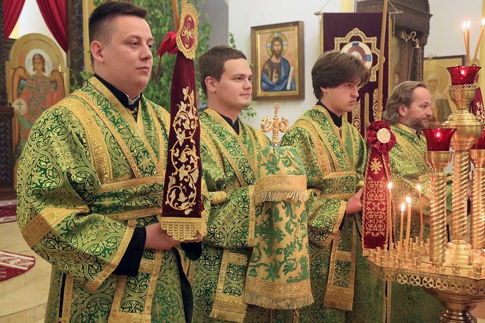 Епископ Бобруйский и Быховский Серафим совершил всенощное бдение в Никольском кафедральном соборе в канун празднования дня Святой Троицы 
