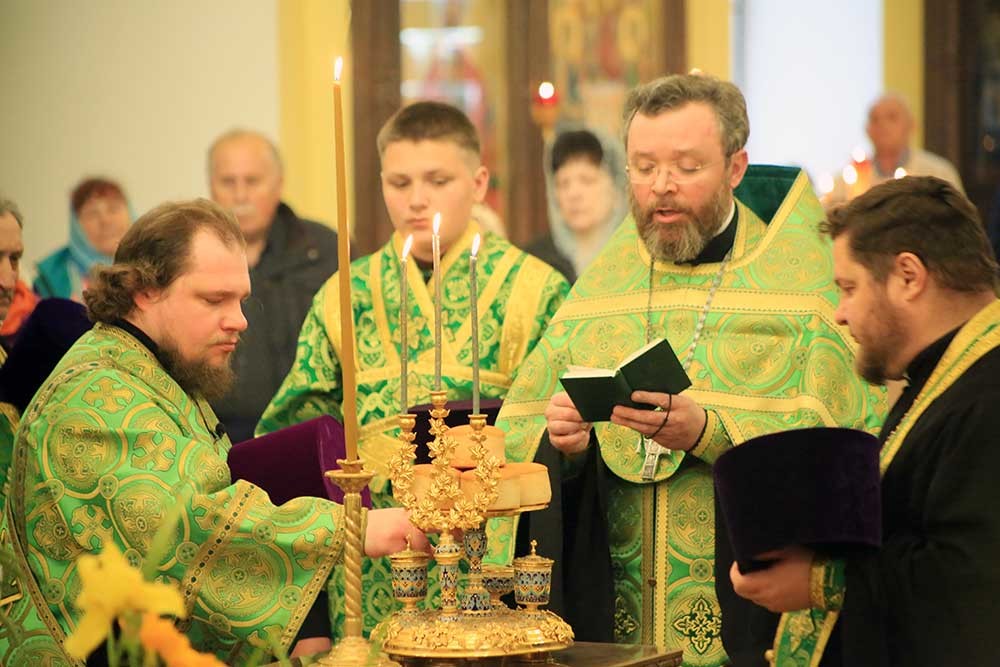 Епископ Бобруйский и Быховский Серафим совершил всенощное бдение в Никольском кафедральном соборе в канун празднования дня Святой Троицы 