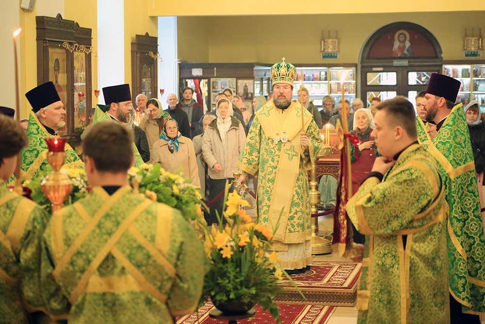 Епископ Бобруйский и Быховский Серафим совершил всенощное бдение в Никольском кафедральном соборе в канун празднования дня Святой Троицы 