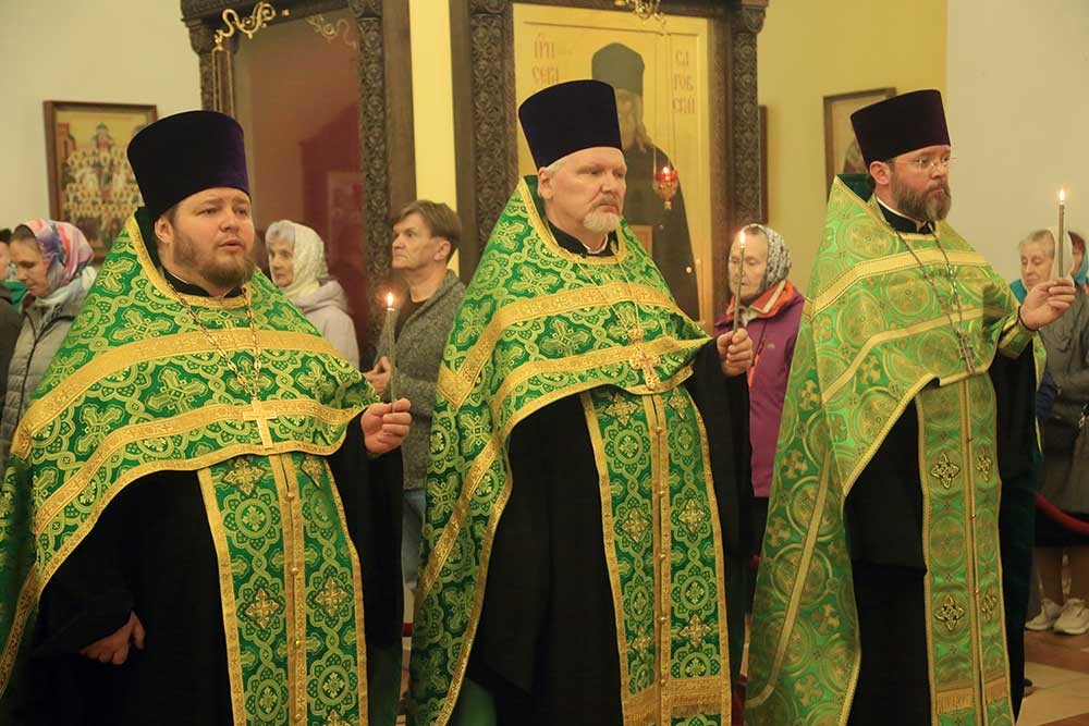 Епископ Бобруйский и Быховский Серафим совершил всенощное бдение в Никольском кафедральном соборе в канун празднования дня Святой Троицы 
