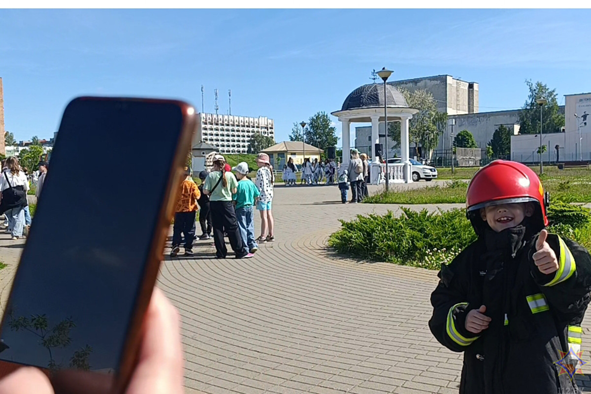 В Бобруйске в День защиты детей спасатели с помощью логических игр рассказали родителям и детям о безопасности